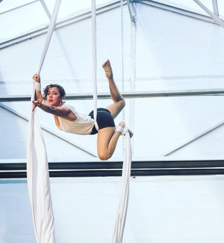 Ariadna Vendelová - aerial silks - Pierre E.R. Photographie